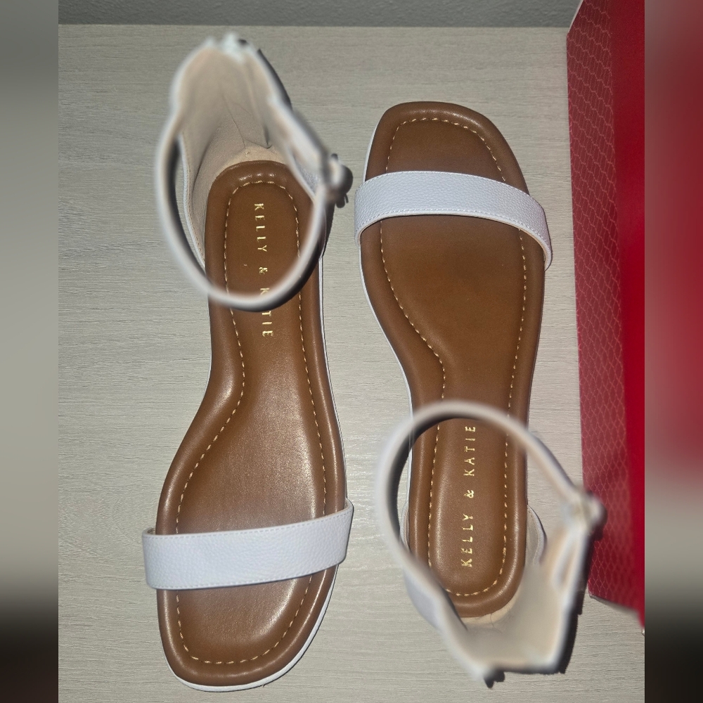 •NWT•Kelly & Katie White Strap Sandals